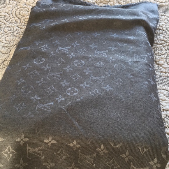 Louis Vuitton scarf - Picture 2 of 3